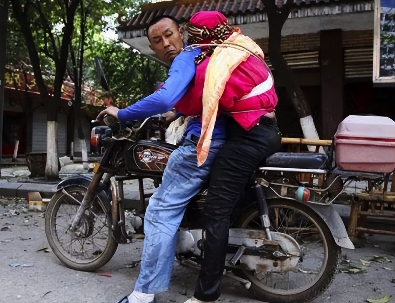 回顾汶川地震的15个感人瞬间,汶川地震的感人瞬间