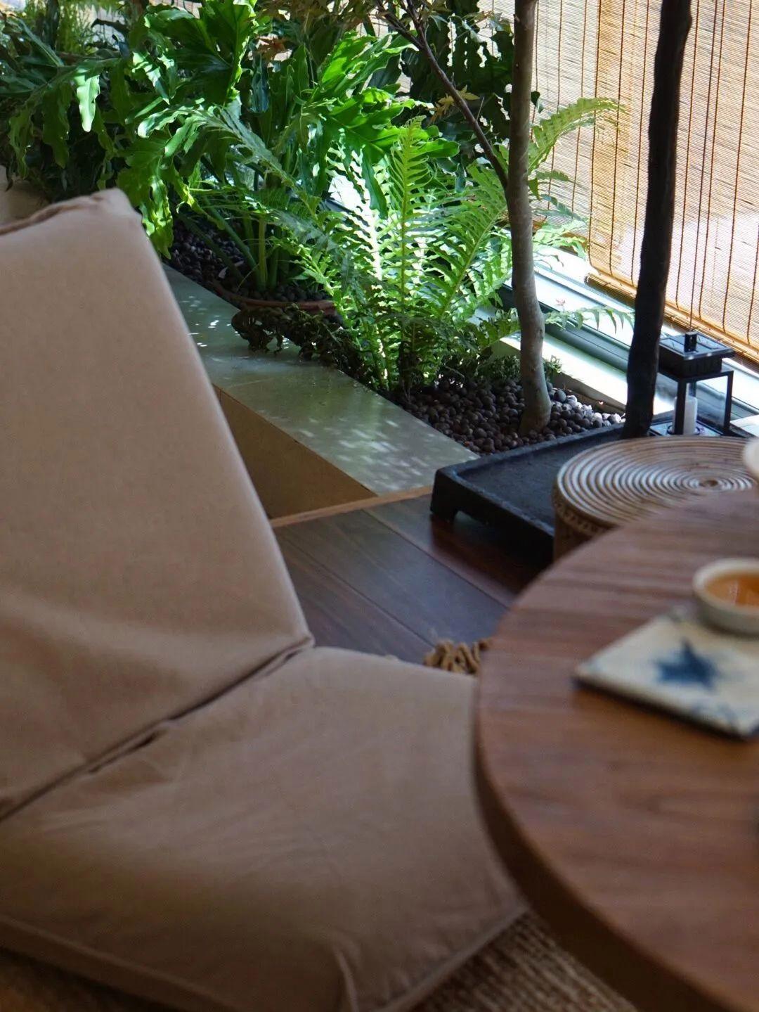 上海一33岁太太，在封闭阳台上砌了几块砖，花坛、鱼池全都有了