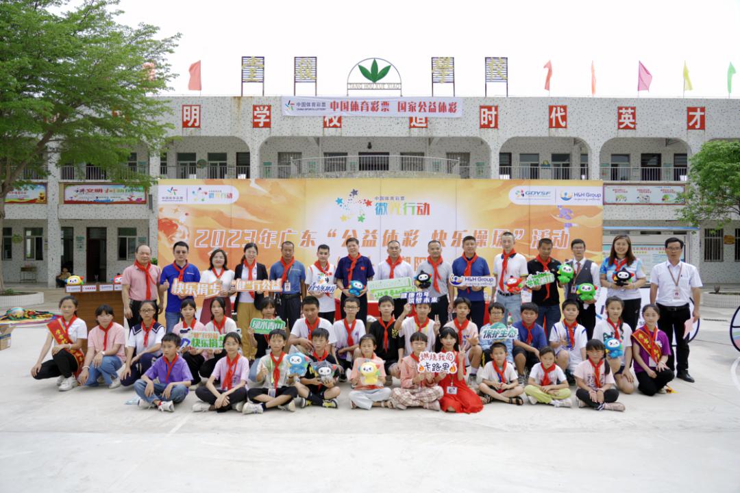 以爱心呵护童心用善行滋养人性,以爱心呵护纯真用温暖陪伴成长