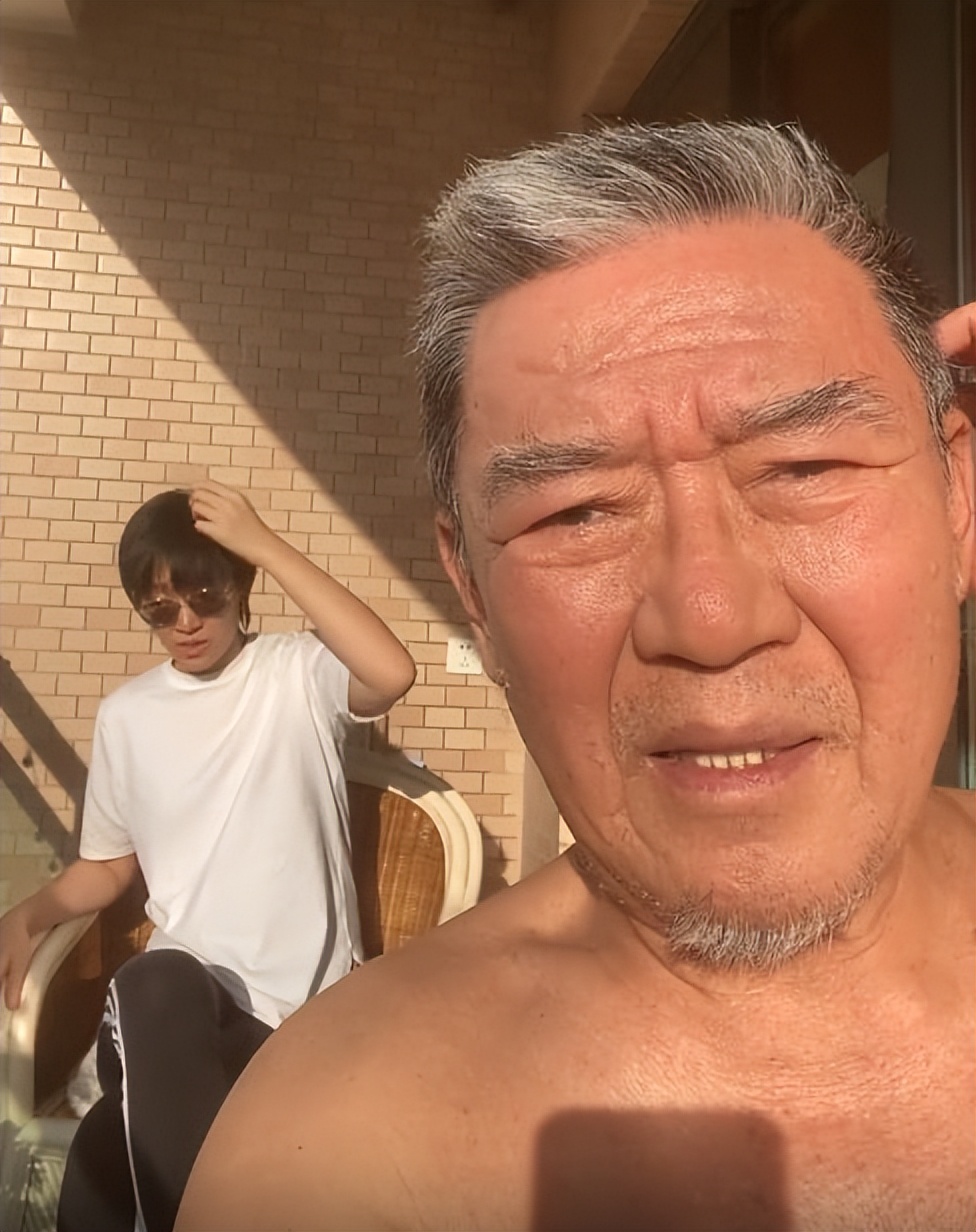 李立群和闺女晒太阳抖音,68岁李立群晒照