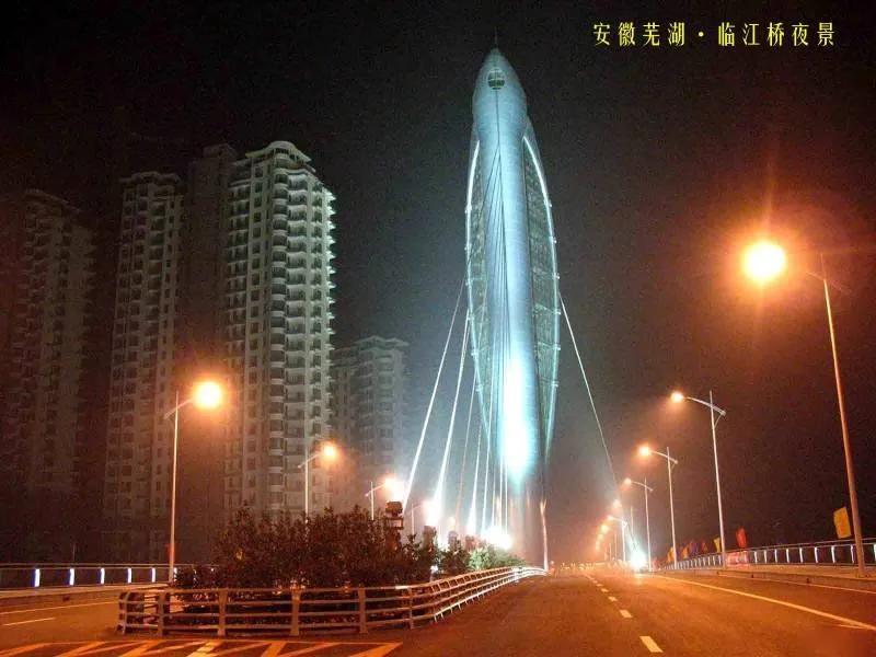 江城的夜千里迢迢,春城的秋夜