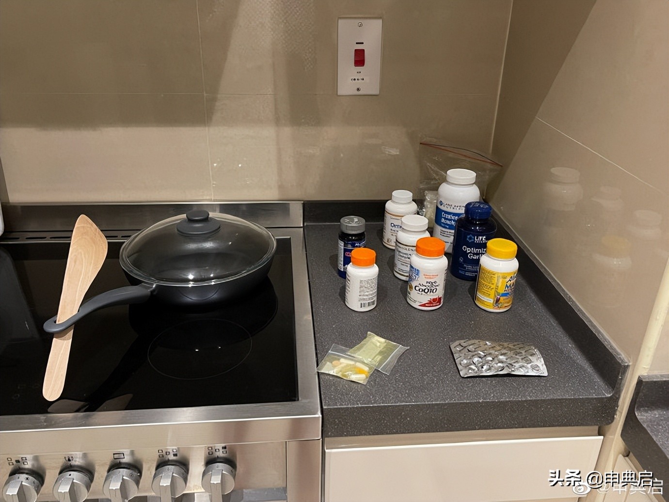 在沙特的精英白人汤姆斯，讲究到回家换三套衣服，入乡随俗也封斋