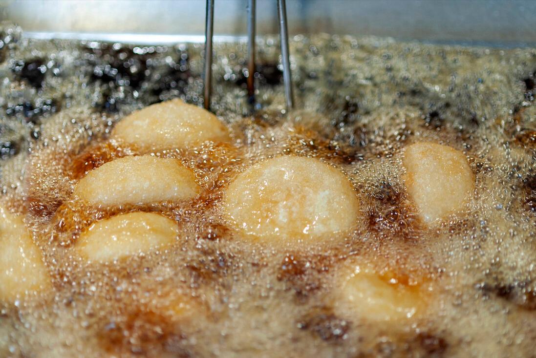 炸糖糕怎么炸又酥又脆不跑糖,炸糖糕做到这几步酥脆可口不流糖