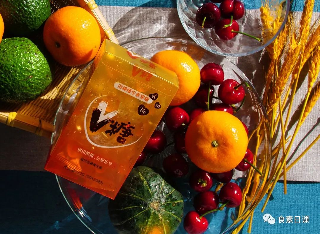 六一孩子吃糖,六一儿童节小朋友在教室吃零食