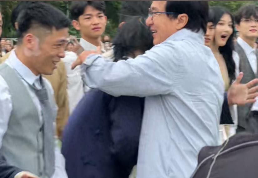 成龙出席武汉大学典礼,成龙武汉高校出席活动