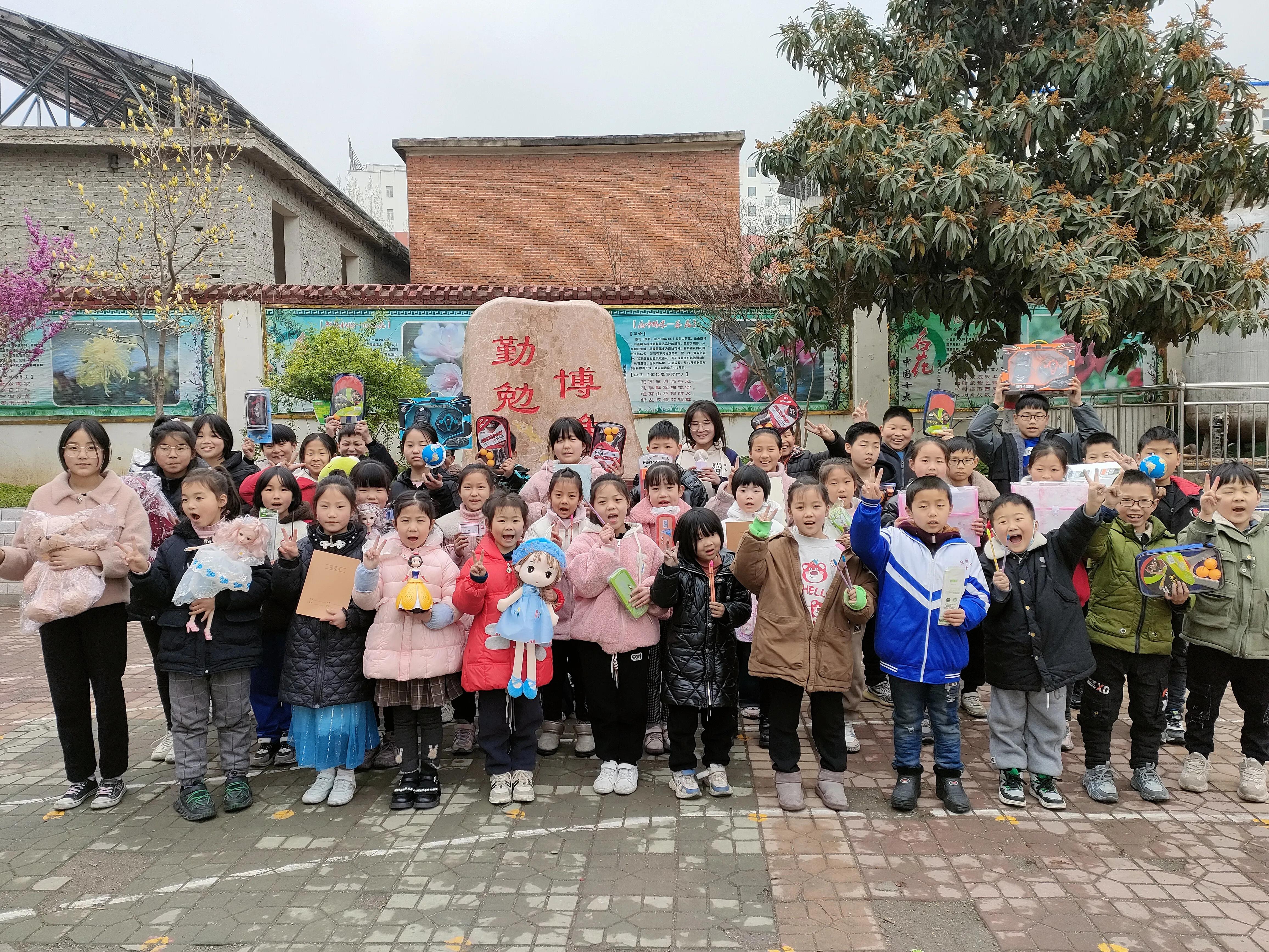 让孩子绽放七彩之光——独树镇小“激励超市”奖品发放