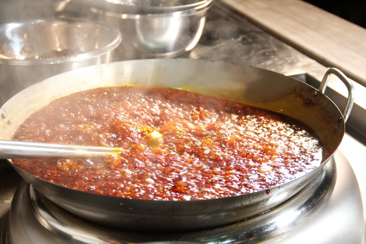 如何牛油火锅底料清澈红亮,炒好火锅料