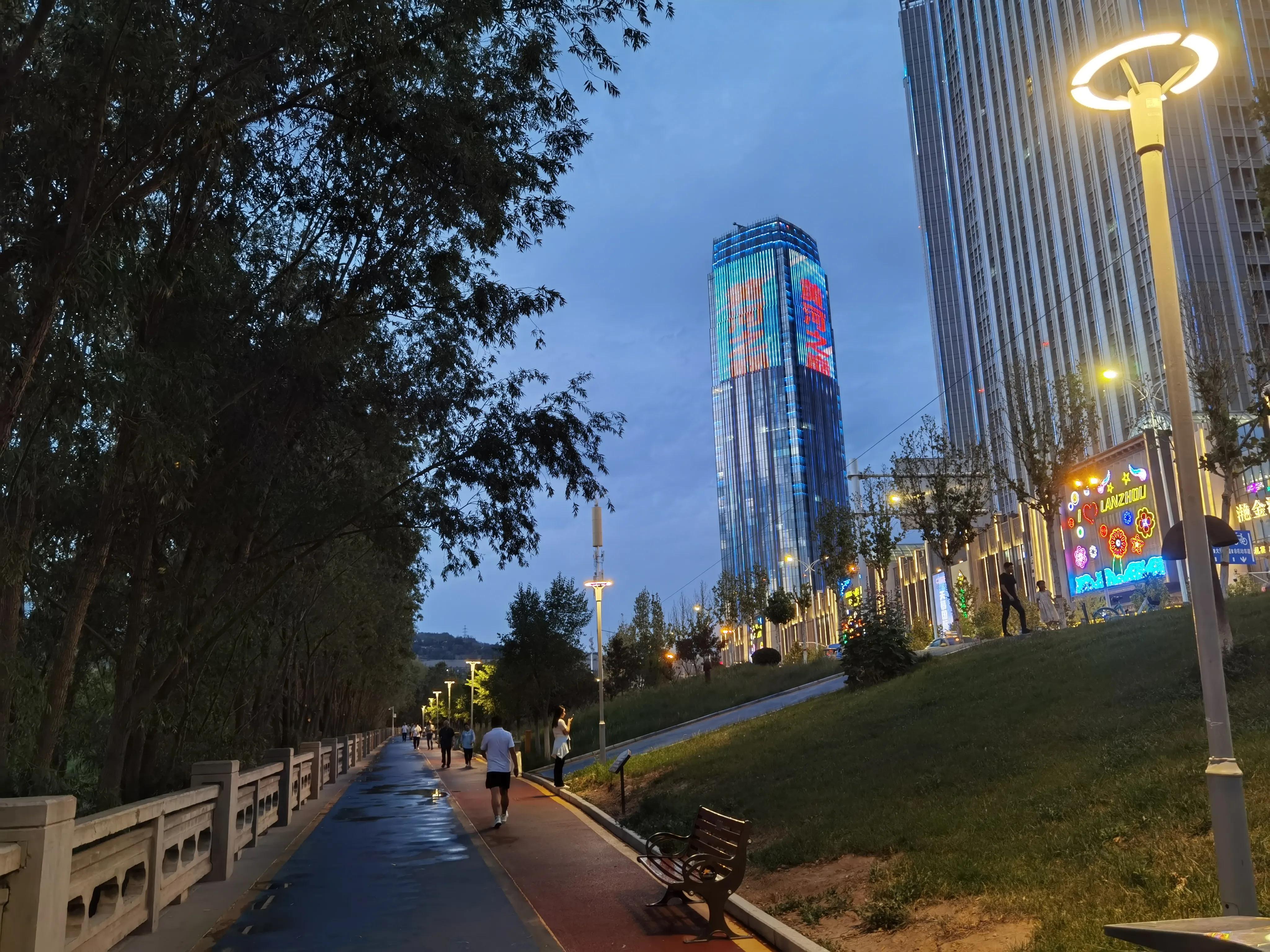 七一开怀赋锦章，锤镰飞彩映朝阳