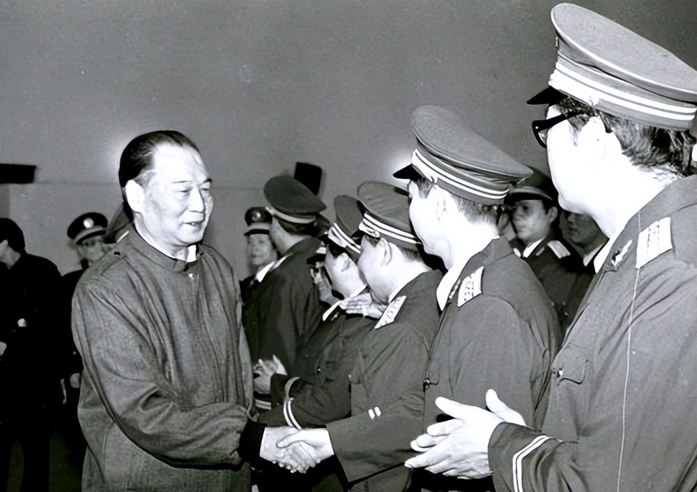 首次被授*警武**将官衔的30位将军都有谁?司令授中将,政委却授少将