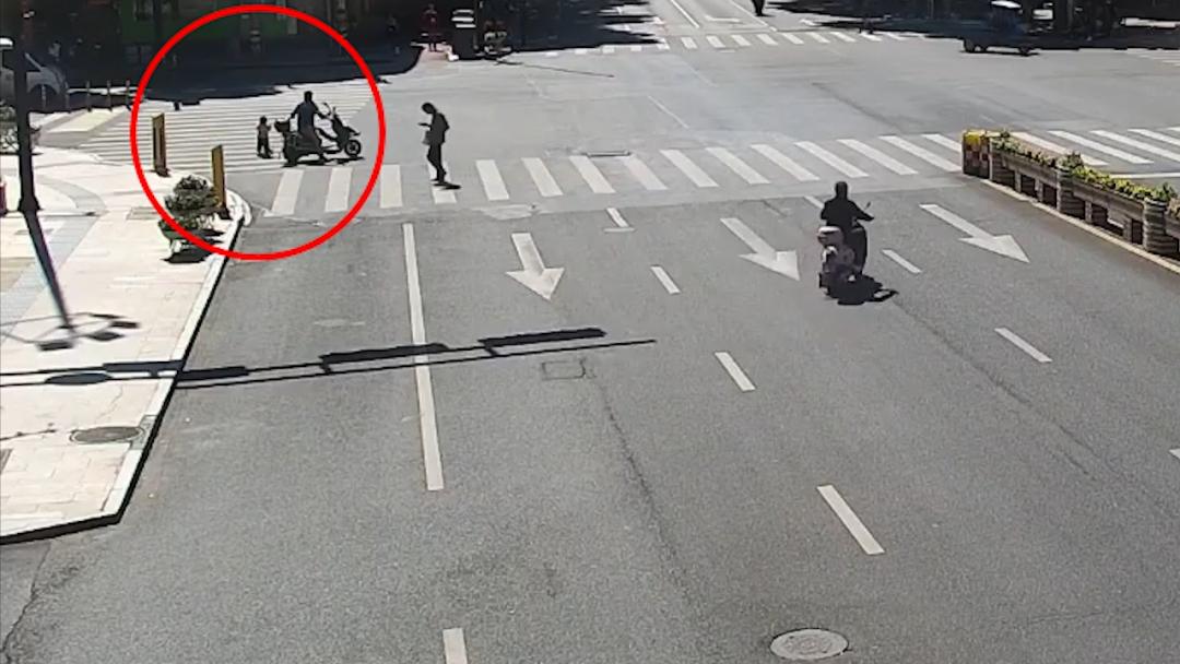 萌娃在家暖心监控一幕视频,两岁半萌娃对着监控不停地喊妈妈