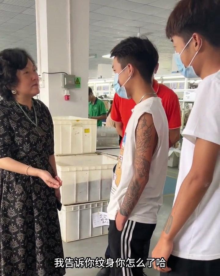 拒招文身工人女老板自掏腰包帮员工洗掉文身称纹身影响前程