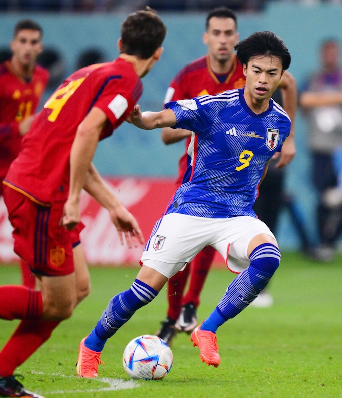 日本vs西班牙3个球谁厉害,日本打败西班牙的球不出界的原因