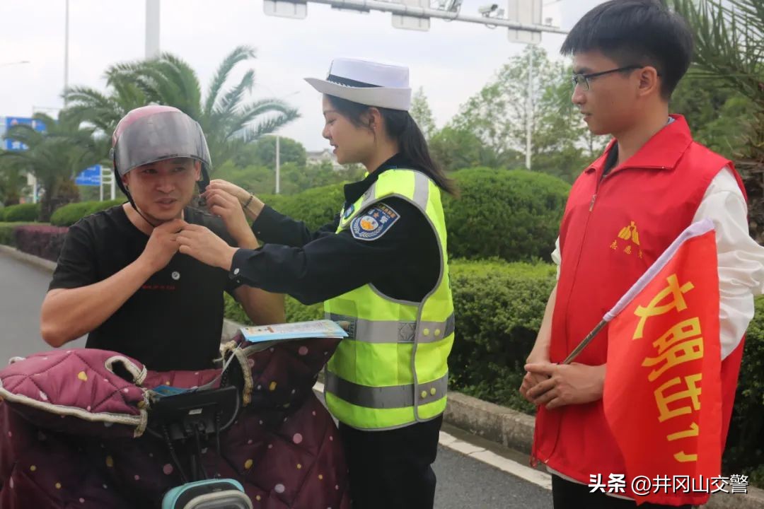 【三大专项行动】@摩托车、电动车驾驶人,出行请做到:有牌照、戴头盔、不超员、靠右行、不乱停