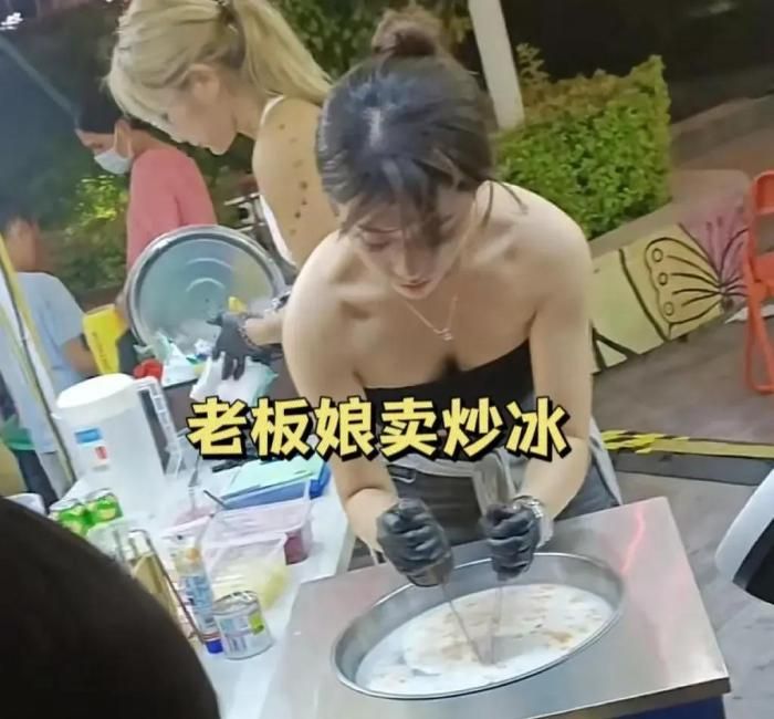 女子穿抹胸卖炒冰,生意好到不行,终是女人好赚钱啊!