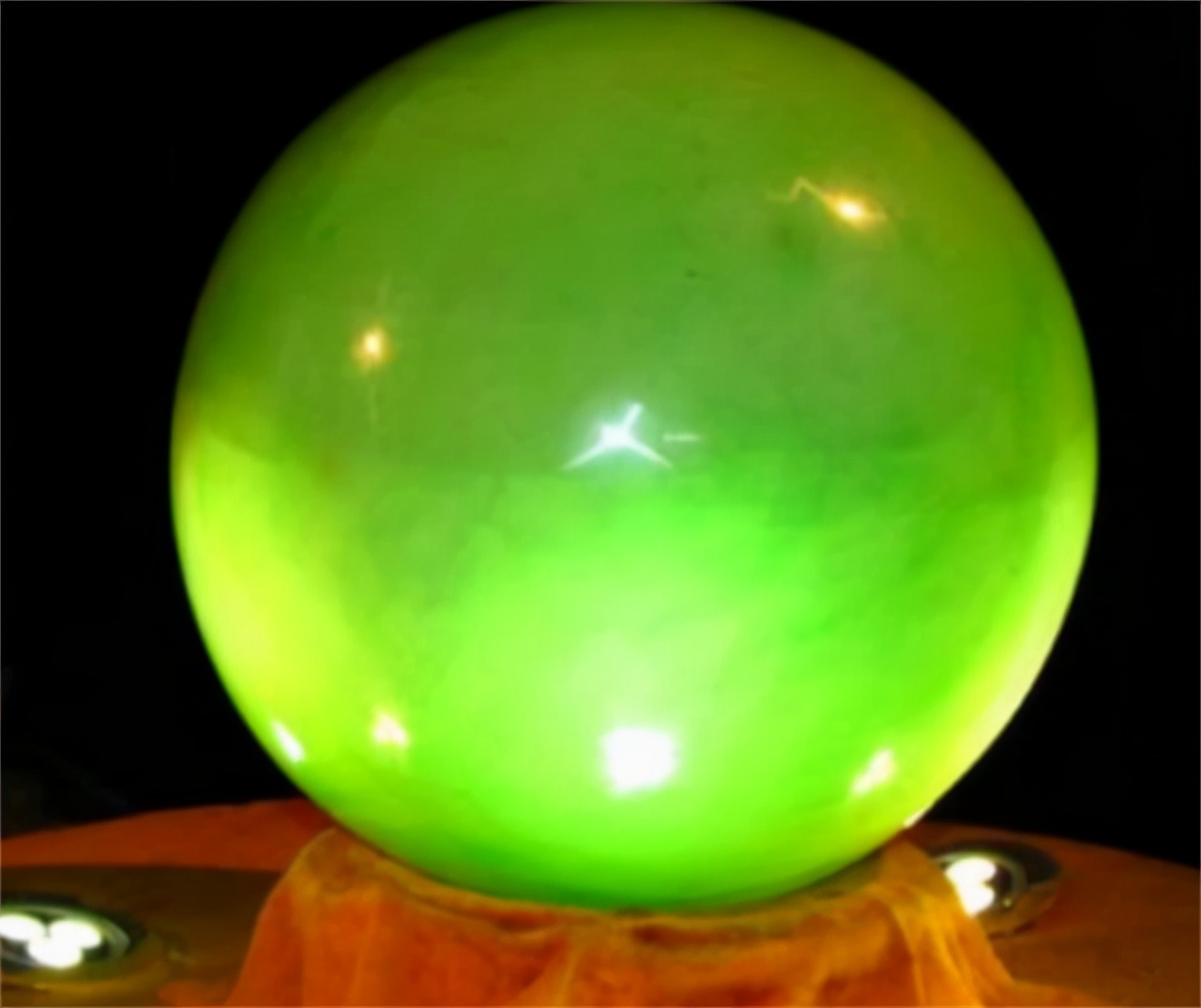 世界上最大的夜明珠怎么成路灯了,男子挖到6吨夜明珠