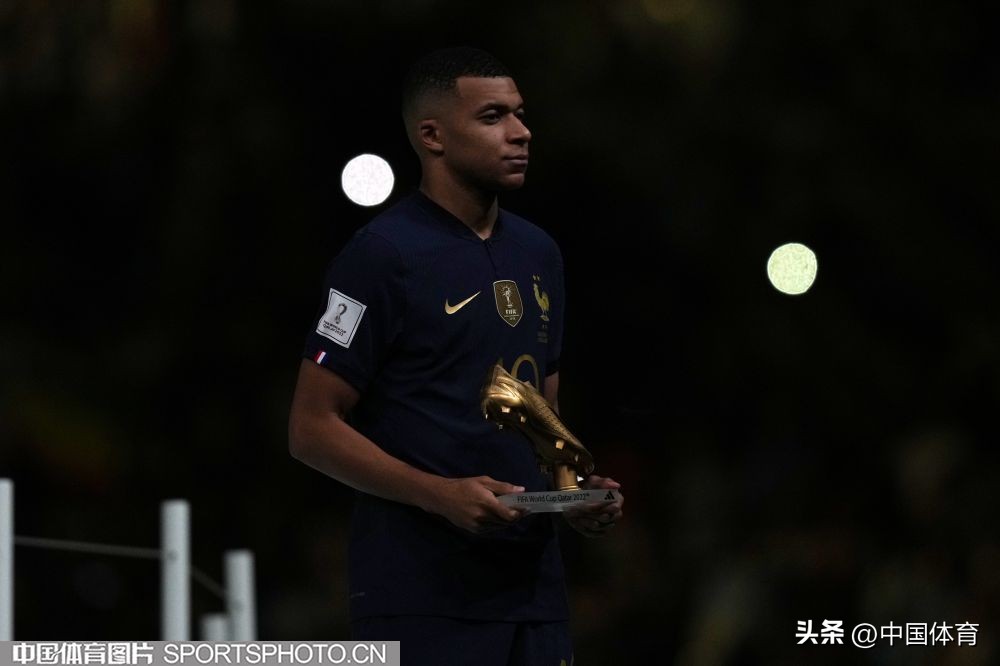 卡塔尔世界杯阿根廷捧起大力神杯,卡塔尔世界杯阿根廷大力神杯