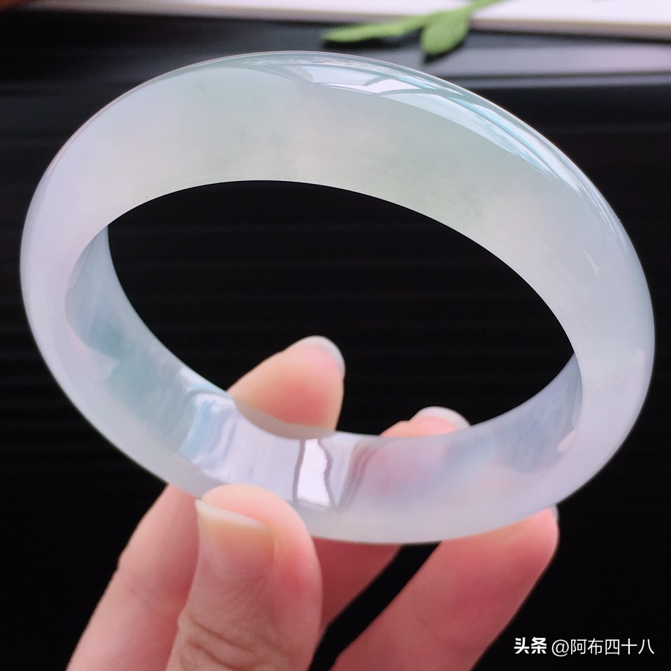 翡翠冰淡春彩,天然翡翠冰种飘绿如意