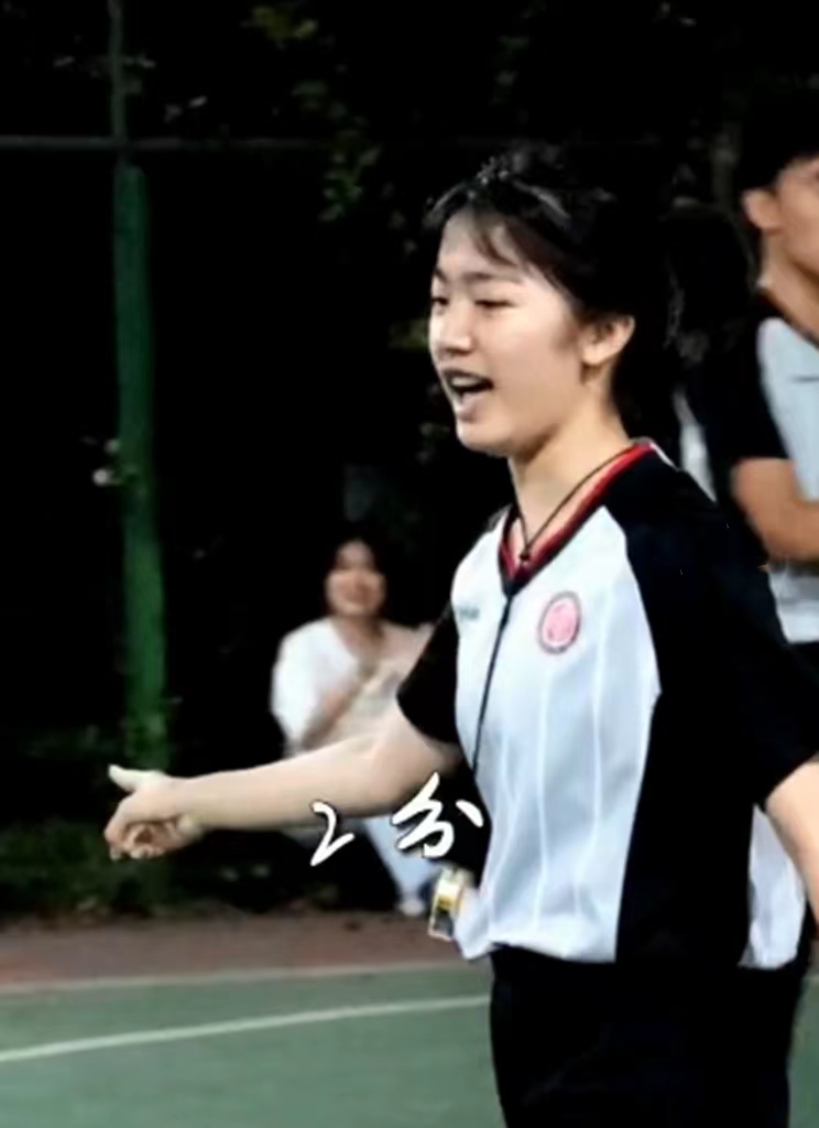 高校女生担任篮球赛裁判员,杭州高校篮球女裁判霸气视频