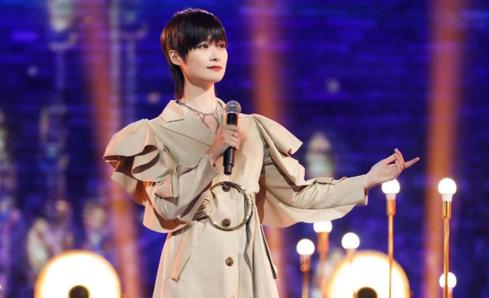 李宇春变身小红帽出席活动,李宇春穿短发短裤