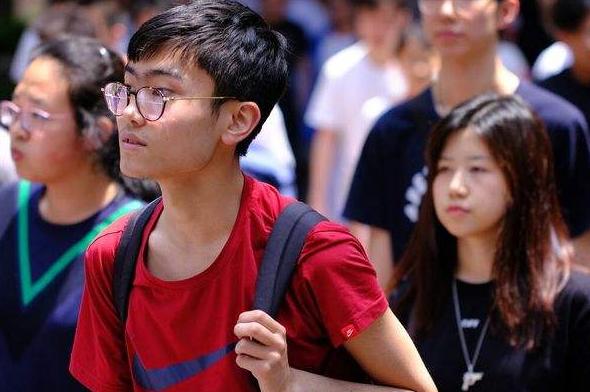 清华女学霸是怎样炼成的？看看她的书桌，或许会找到她成功的原因