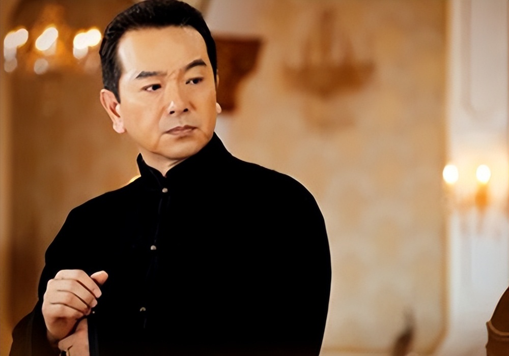 过气演员的窘况:县城忙走穴、直播用怪招,晚节不保,何必呢?