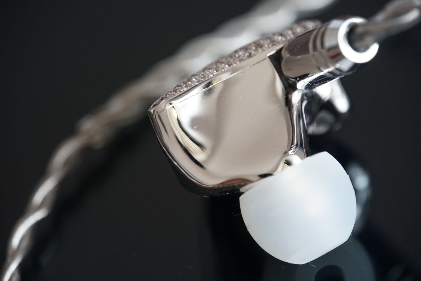 198颗宝石，铂金镀层，微动圈生物振膜，我以为高达9999元