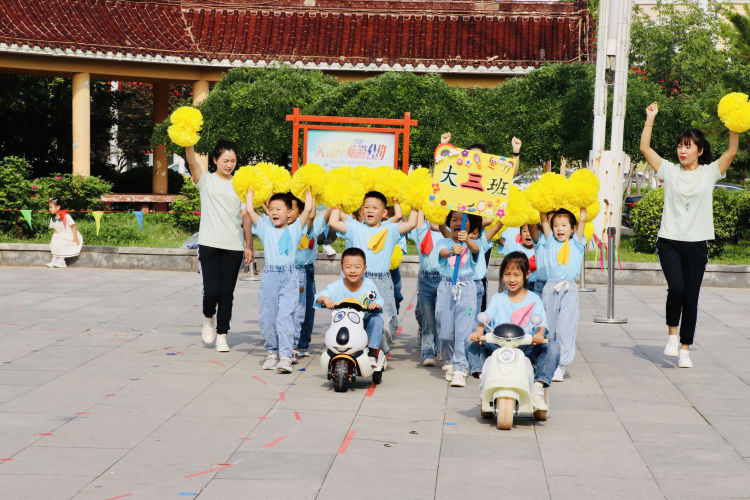 幼儿园亲子运动会主题大手牵小手,小手拉大手运动会