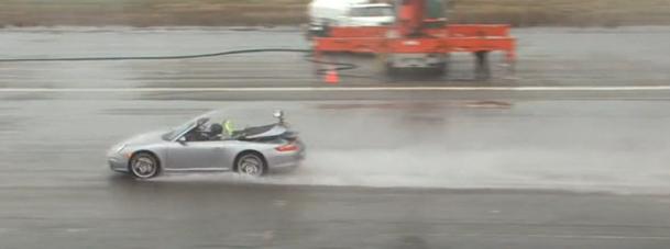 据说台风的时候，要把家里的窗户都打开，这样可以减小风的阻力