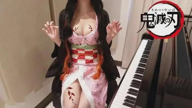 把麦克风塞进内衣、*点露**舔耳、假高潮：才艺在风骚面前一文不值