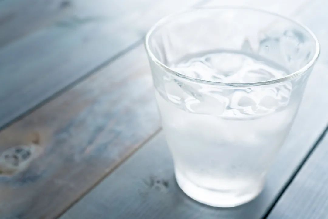 喝冰水一时爽,一直喝冰水的人会怎么样