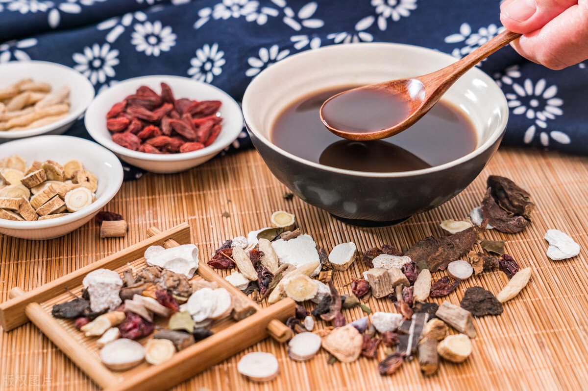 天凉，孩子感冒，喝可乐姜汤后，还是腹胀、喉咙痛，要怎么治？