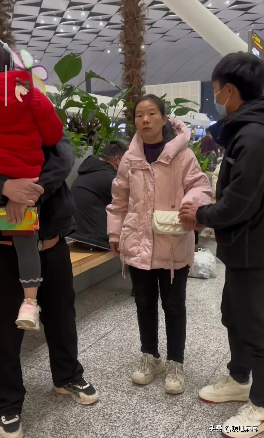 网红马军恋恋不舍送别二姐,一直站那20分钟不肯离去,让人感动