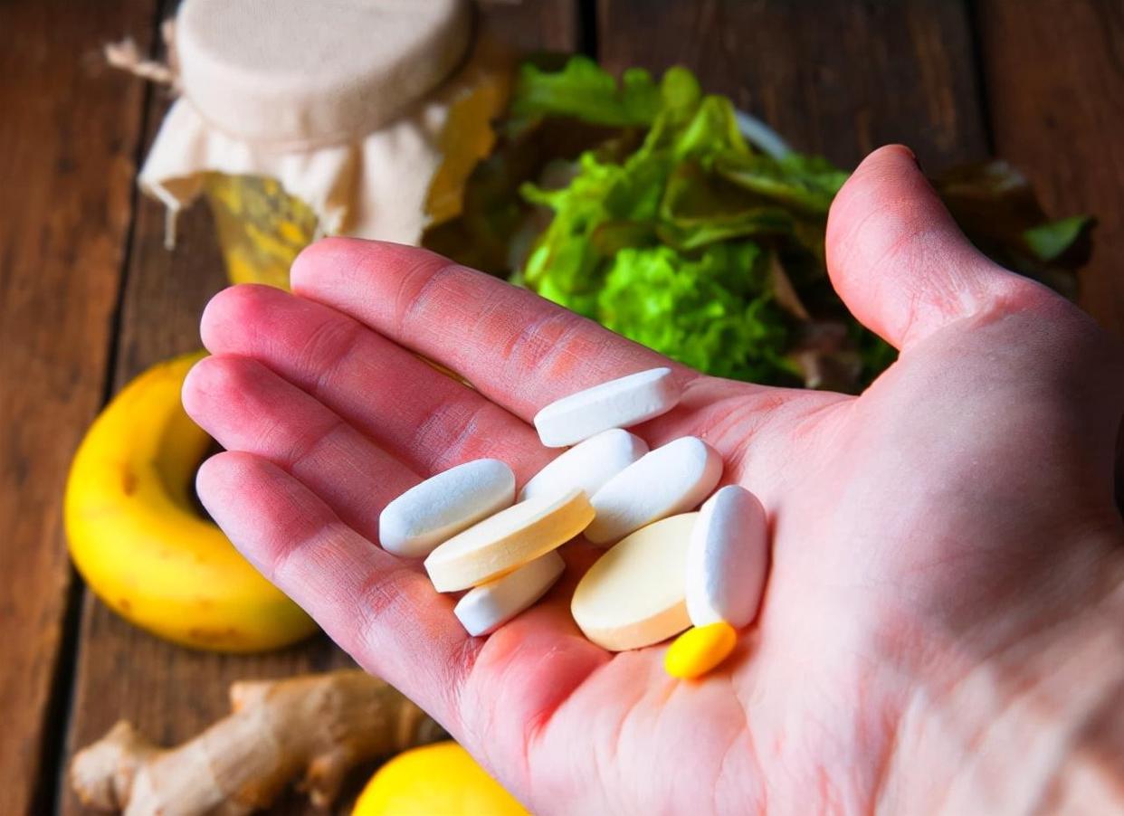 半夜口干舌燥是津液不足的表现吗,半夜突然口干舌燥是上火吗