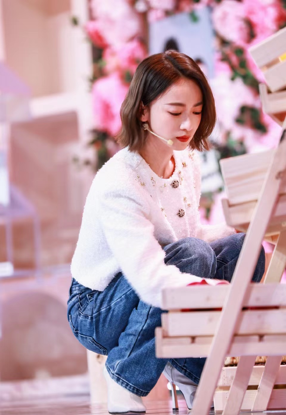 吴谨言演绎简约穿搭尽显青春活力,吴谨言外穿羊羔外套牛仔卷边裤