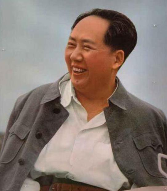 1949年，众人力劝毛主席搬进中南海，毛主席：我不搬，我不做皇帝