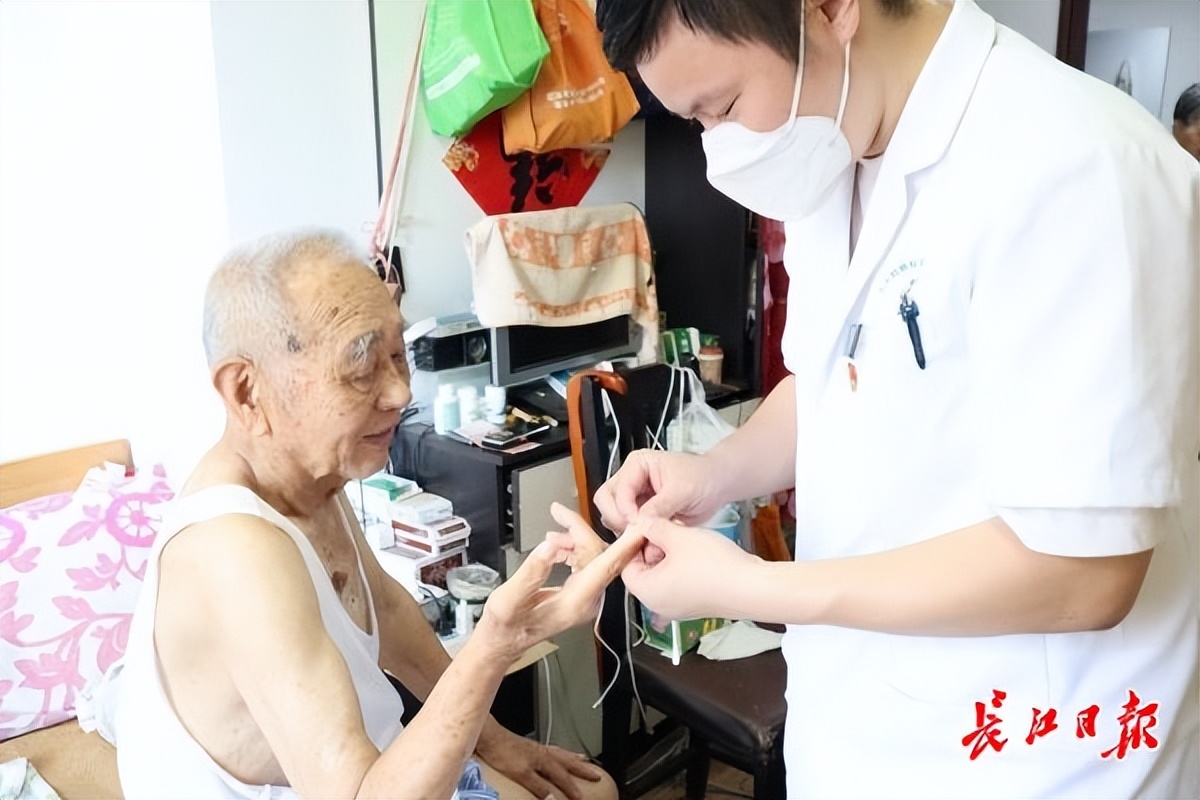 七旬赤脚医生从医49年,临床医学社区医生