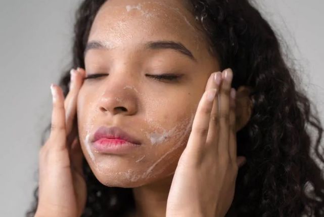 洗脸姿势不对会变丑,洗脸就会变帅的四个小技巧