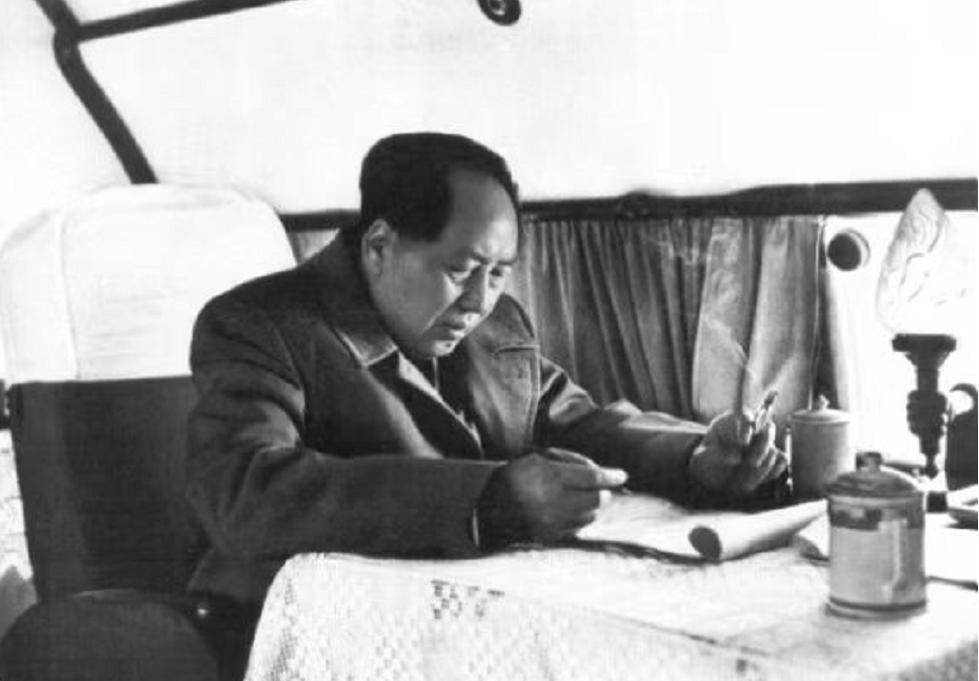 *先念李**抽雪茄烟，毛主席看了半天：你有这么好的烟，咋不介绍给我