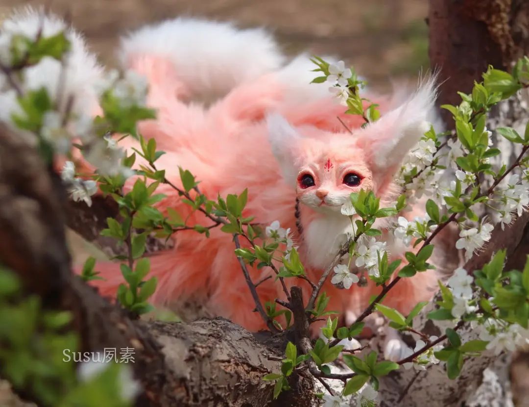 他们靠幻想挣钱，有人排一年队等它，有人花好几万抢拍