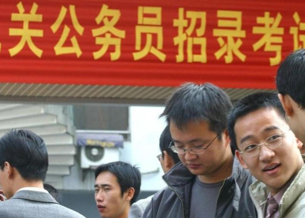 公务员每个月工资一样吗,公务员每个月发的钱不同吗