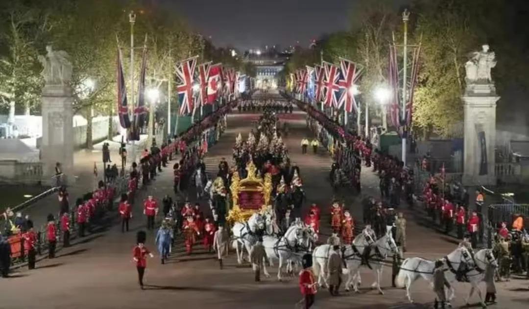 泰国国王出席查尔斯三世加冕礼,泰国国王出席英国国王加冕仪式