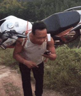 神回复：把大众车标扣下来清灰，里面藏了一个圆球，这是个啥？