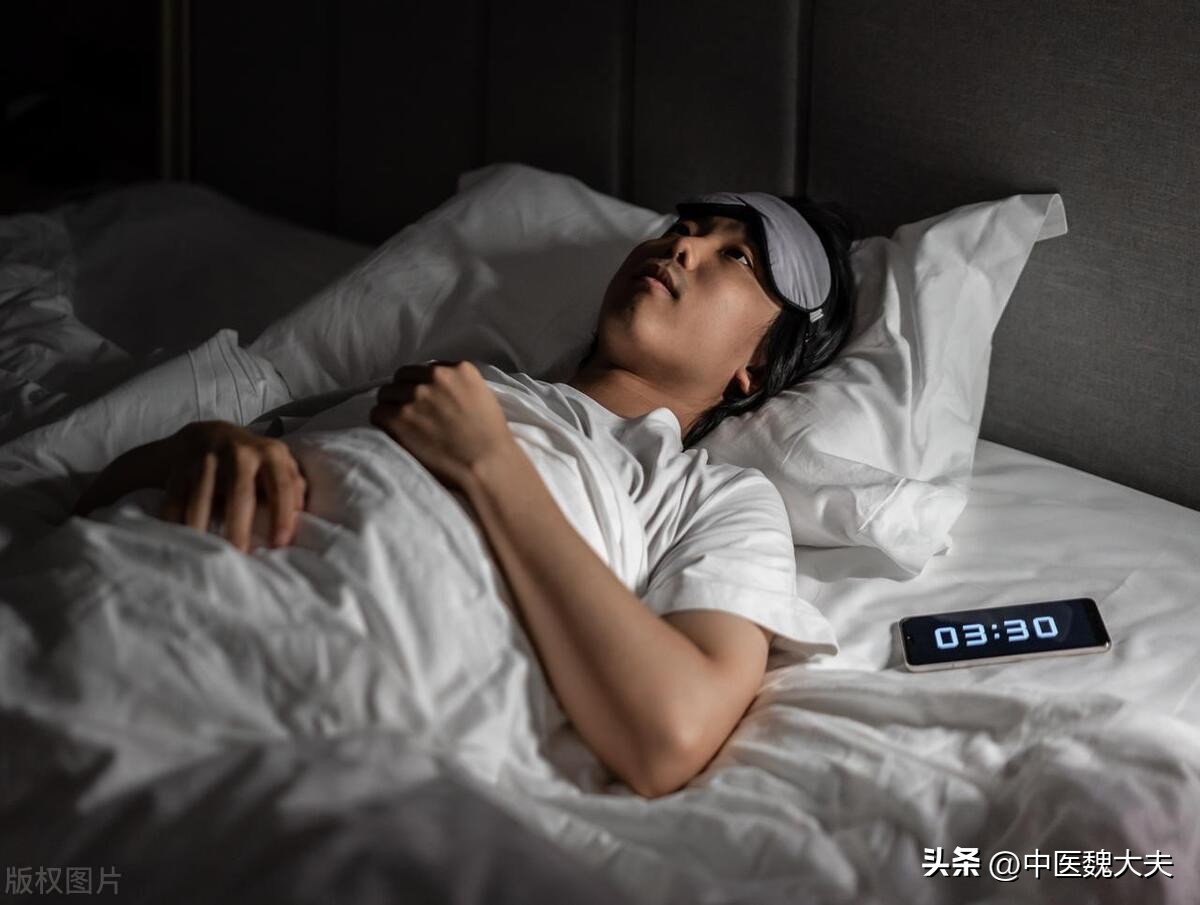 睡前吃夜宵跟饿肚子哪个危害大,睡前饿肚子与吃宵夜哪个危害大