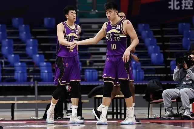 cba赛场怒骂裁判一节比赛两个犯规,cba球场暴力事件