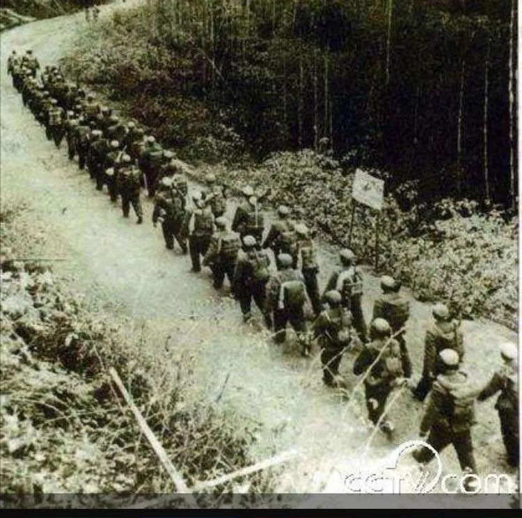 1962年，*长首**乘车奔赴前线，公路上突然窜出一个列兵挡住车…