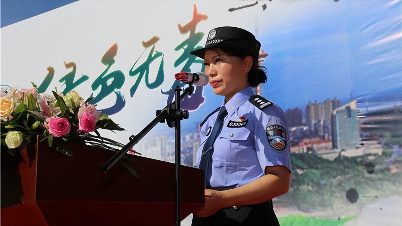 警花副局长聚众吸毒,迫使下属与其发生关系,三观尽毁无下限