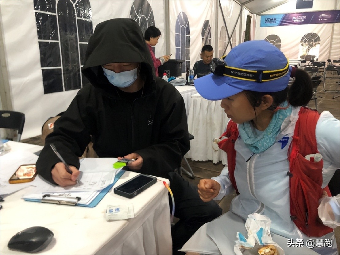 长距离比赛该吃多少能量胶：来自全新可穿戴技术的实证