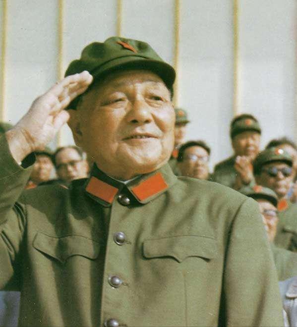 当年“小平您好”4字横幅：横幅用的是床单，笔用的是抹布