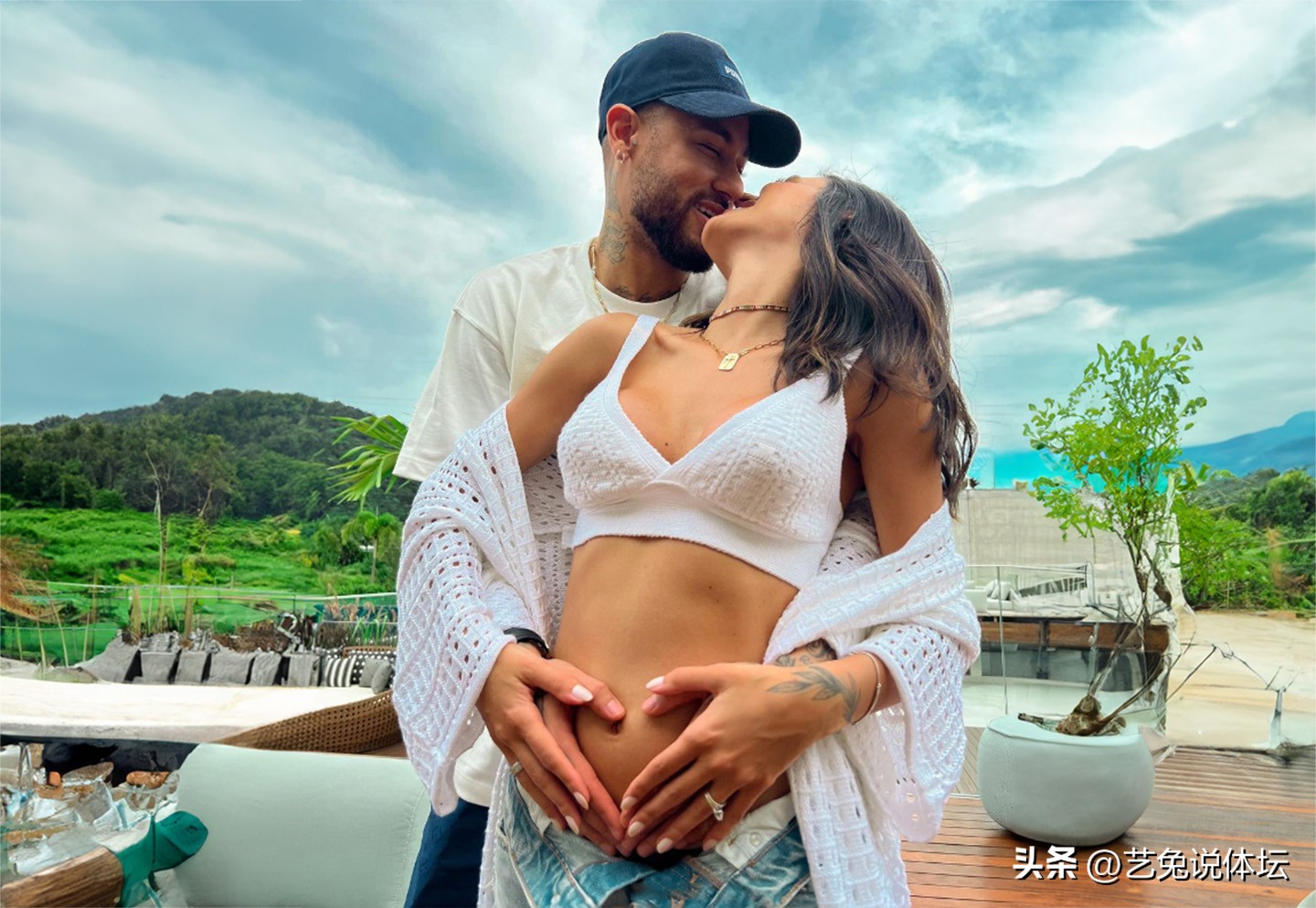 对比C罗内马尔的“霸王条款”，他们的合约女友，一个比一个能忍