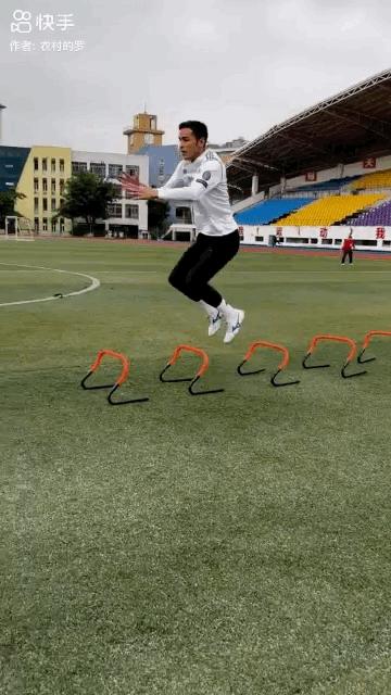 90后小伙酷似梅西,新疆90后足球小伙酷似c罗吃鸡